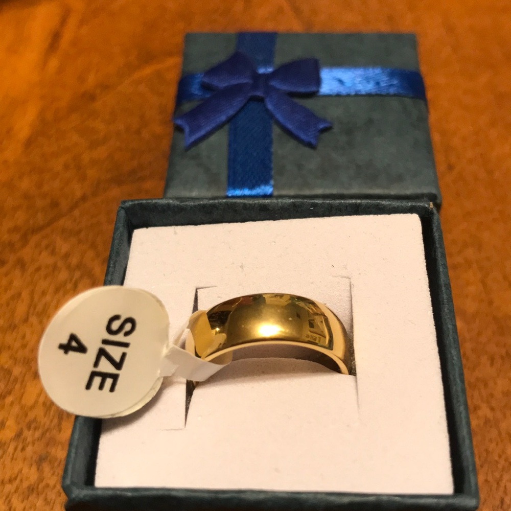 Gold wedding band